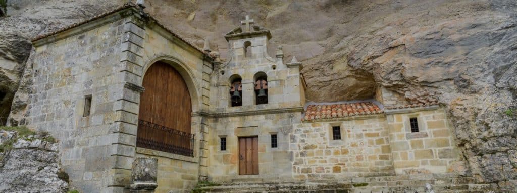 Templos dentro de cuevas en España
