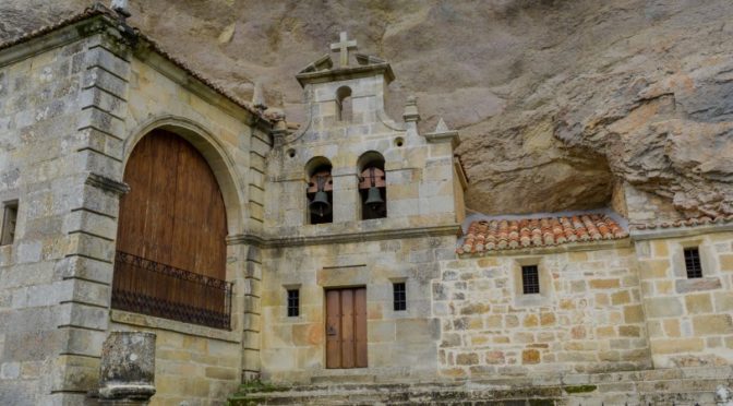 Templos dentro de cuevas en España