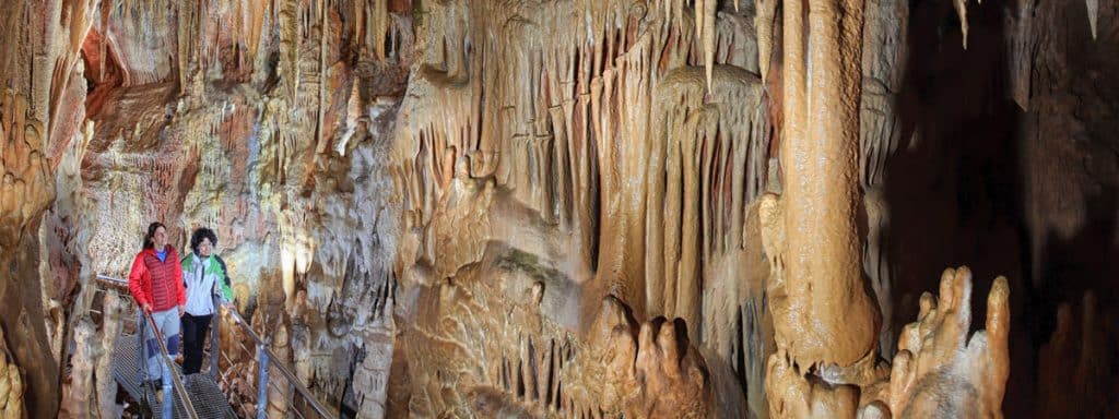 cuevas de Ortigosa, Las cuevas de Ortigosa: caminando entre estalactitas, estalagmitas y columnas gigantes