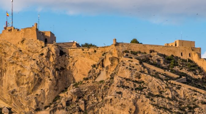 castillo de Santa Bárbara, El castillo de Santa Bárbara, la fortaleza medieval que domina la costa levantina