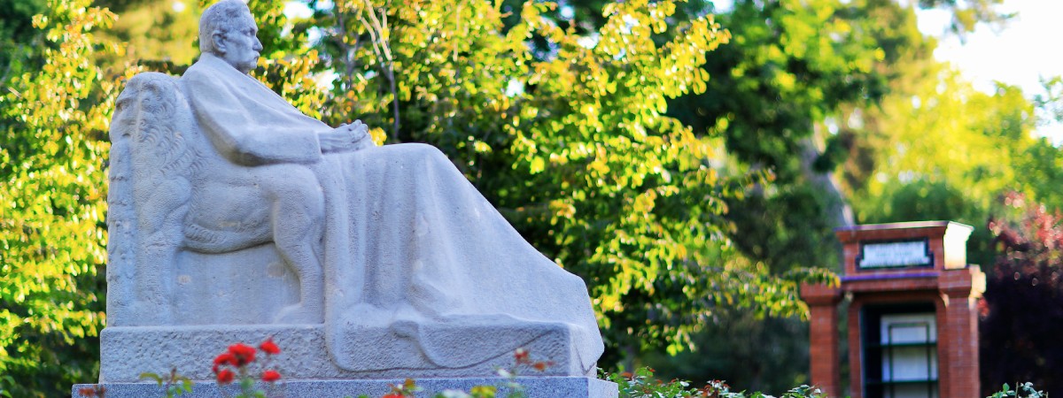 Estatua de Galdós en el parque del Retiro