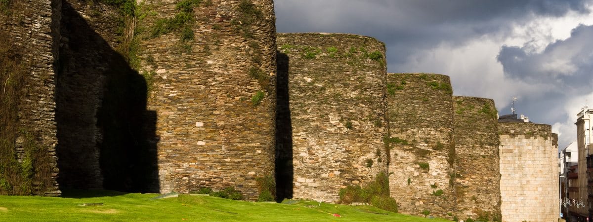 muralla, La Muralla romana de Lugo es la mejor conservada del mundo