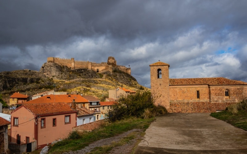 El pueblo de Clavijo con el castillo detrás