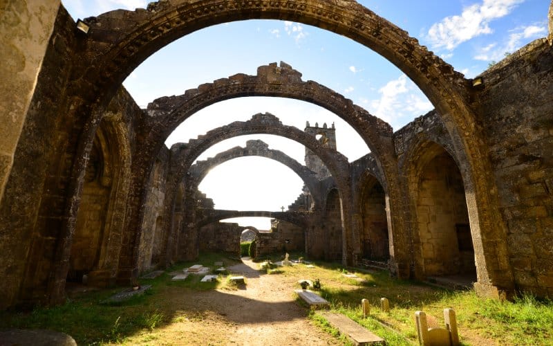 Ruinas de la iglesia de Santa Mariña Dozo, uno de los rincones más impresionantes de Cambados