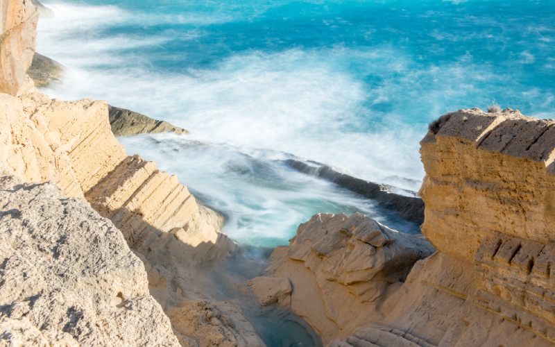 Formaciones rocosas y el mar en la playa ibicenca de Sa Pedrera de Cala d’Hort