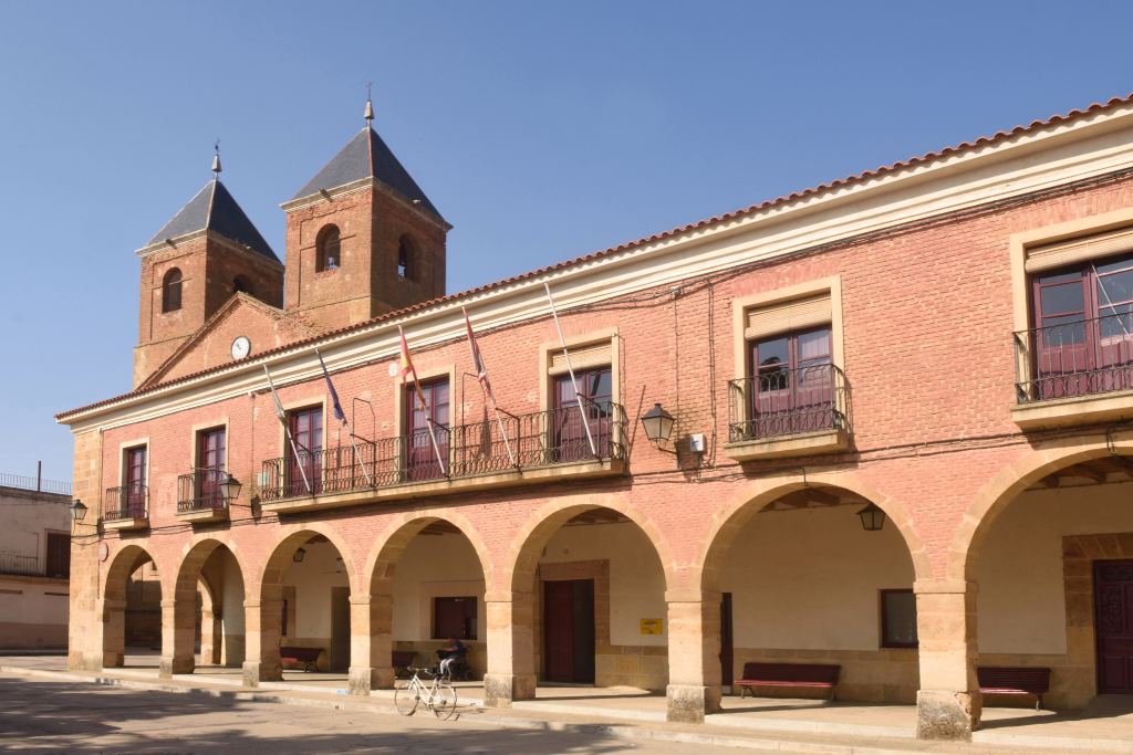 Plaza de España e iglesia del Salvador en Villanueva del Campo