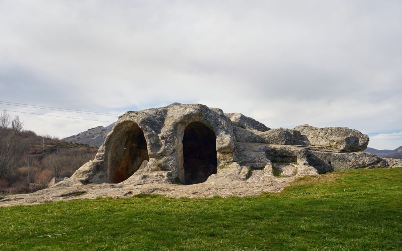 Vista de la ermita rocosa de San Vicente en la localidad de Cervera de Pisuerga, provincia de Palencia. 