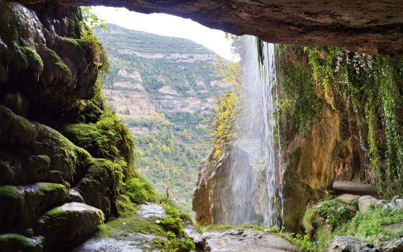 Cueva y cascada en Sant Miquel del Fai