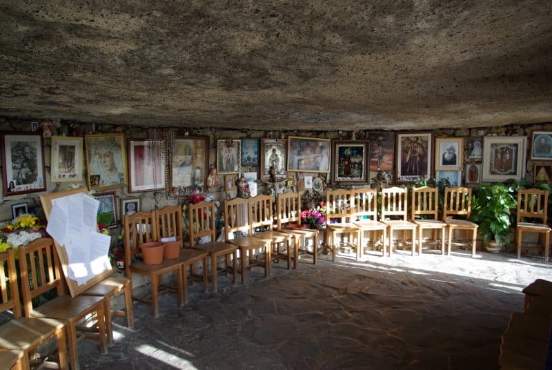 Interior y exvotos de la Cueva del Santo Hermano Pedro en Tenerife