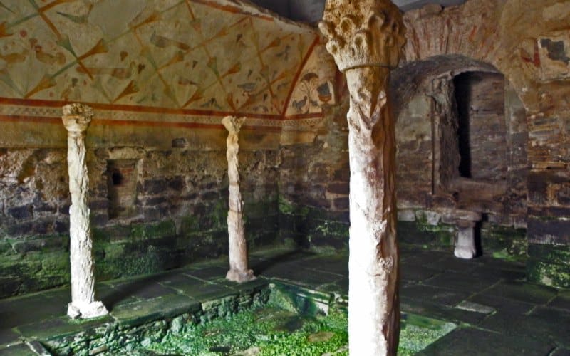 Pinturas, ábside, columnas y piscina de Santa Eulalia de Bóveda