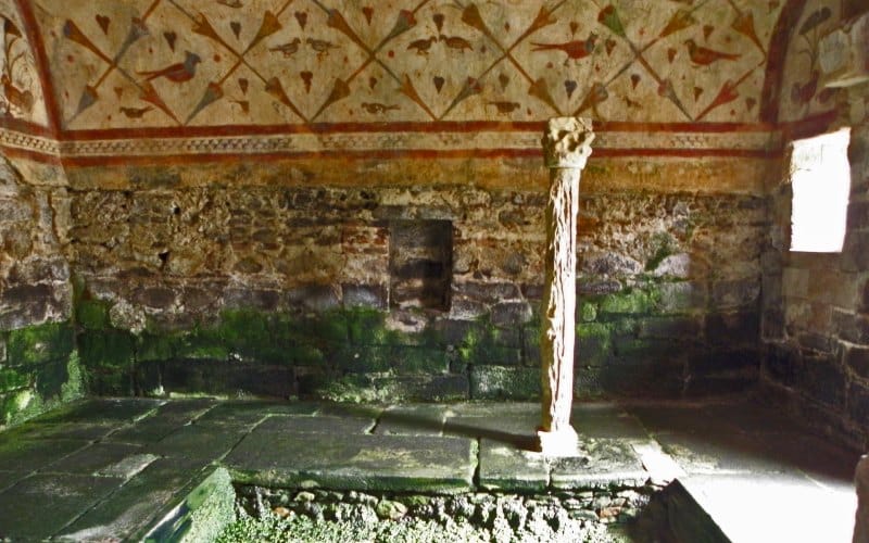 Pinturas, columnas y piscina de Santa Eulalia de Bóveda