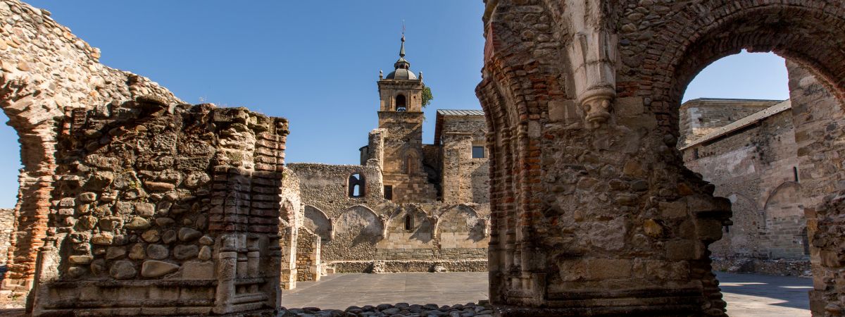 Santa María de Carracedo en El Bierzo