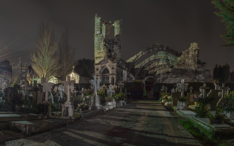 La iglesia y el cementerio cuando la noche ha caído