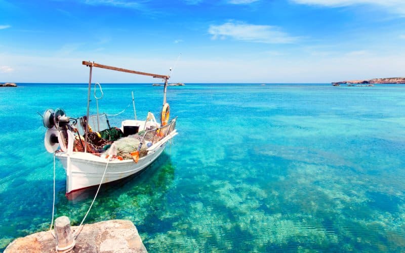 Una barca en las aguas cristalinas de Formentera