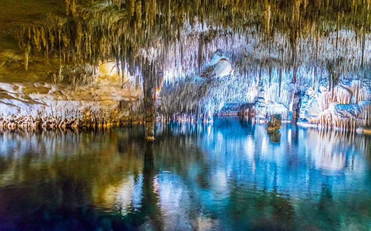 Lago subterráneo en las Cuevas del Drach