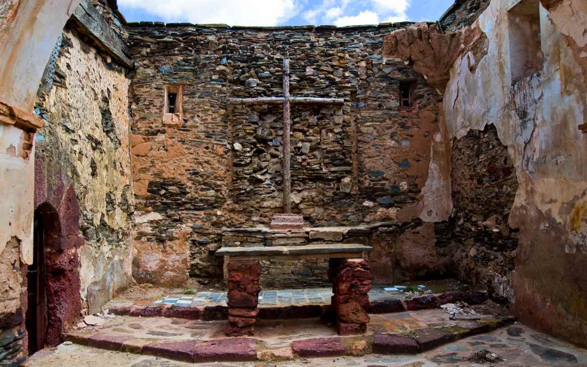 Restos de una iglesia en Serracín