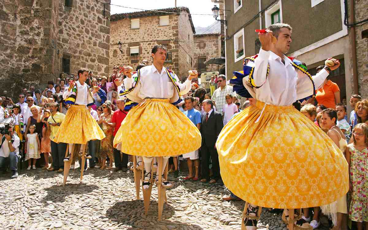Danza de los zancos en Anguiano