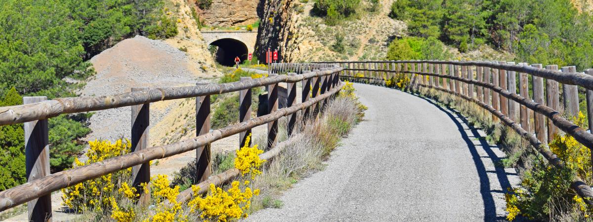 vía verde más larga de España, Ruta por la vía verde más larga de España