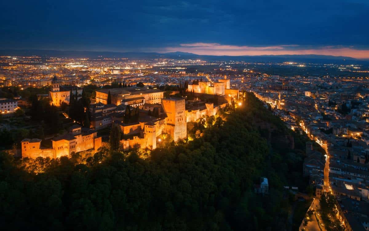 La Alhambra y Granada de noche