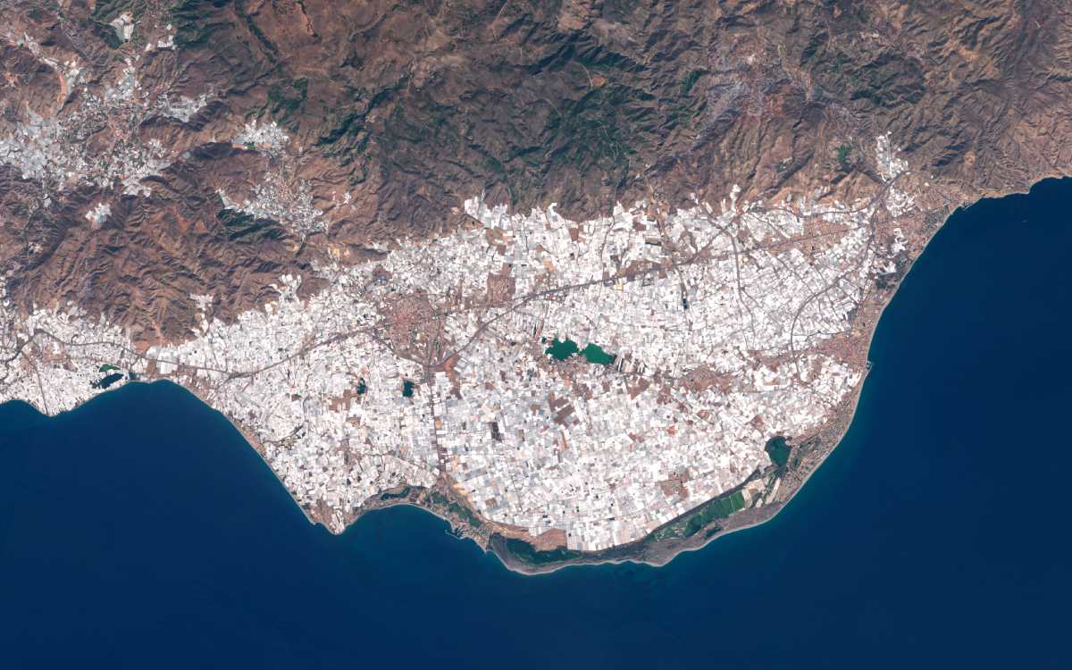 El 'mar de plástico' visto desde un satélite