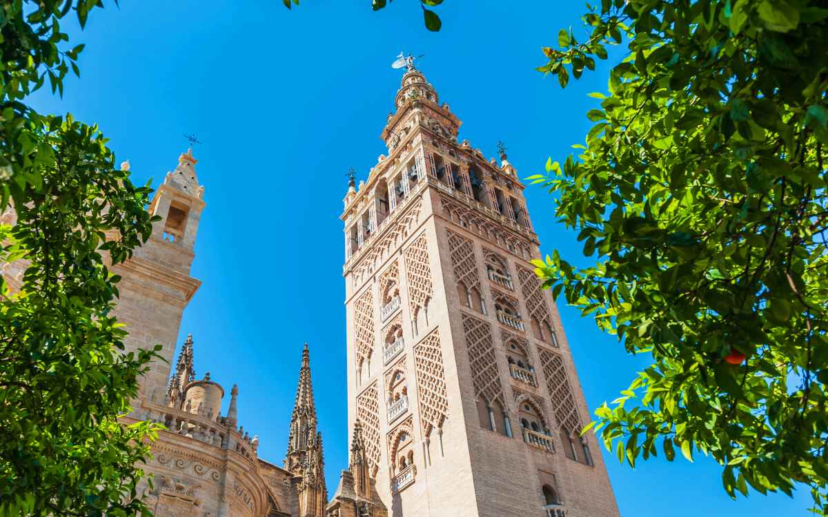 El monumento más emblemático de cada capital de España Shutterstock_1730922862-1