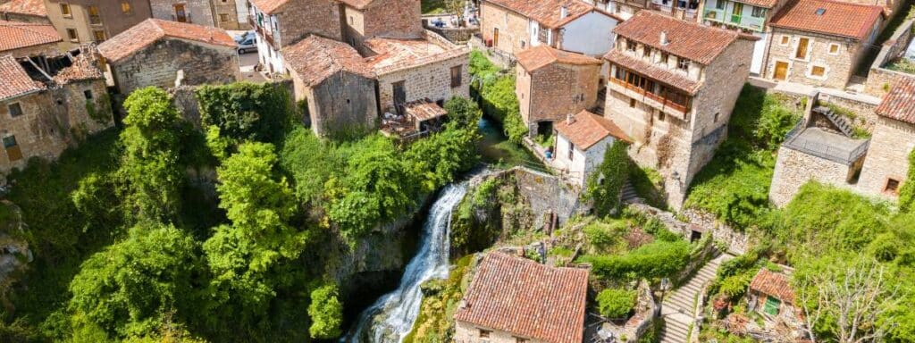 El precioso pueblo medieval atravesado por una cascada