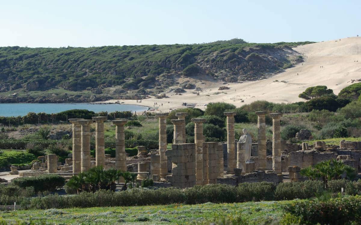 Jardín de columnas de la ciudad romana Baelo Claudia