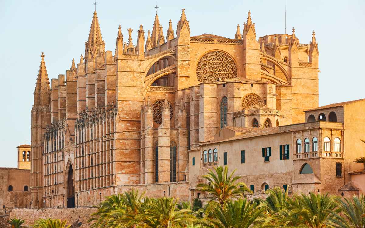 El monumento más emblemático de cada capital de España Shutterstock_2035371893-1
