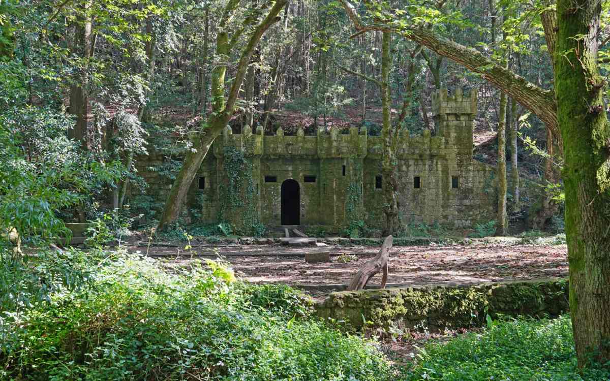El castillo abandonado se mimetiza con su entorno