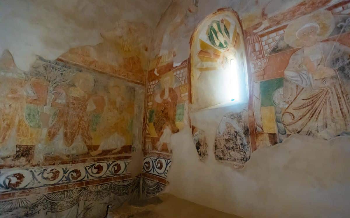 Ventana y frescos en la 'Capilla Sixtina mozárabe'