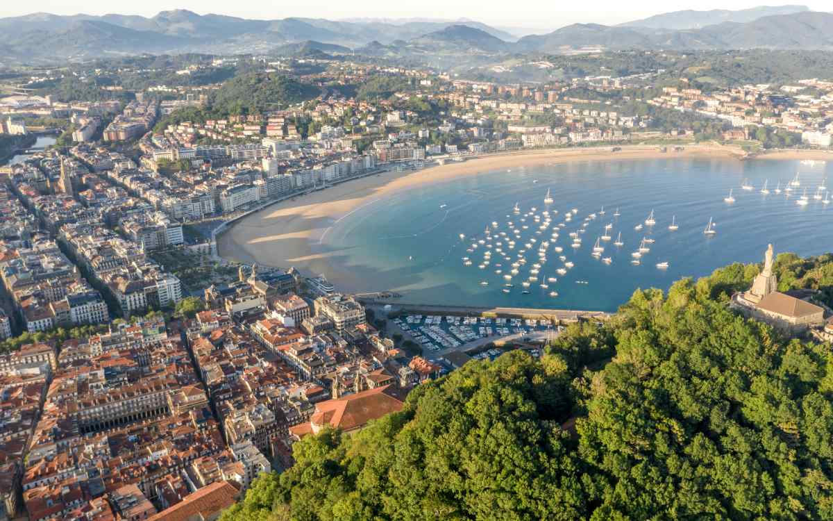 Urgull ofrece vistas impresionantes de San Sebastián