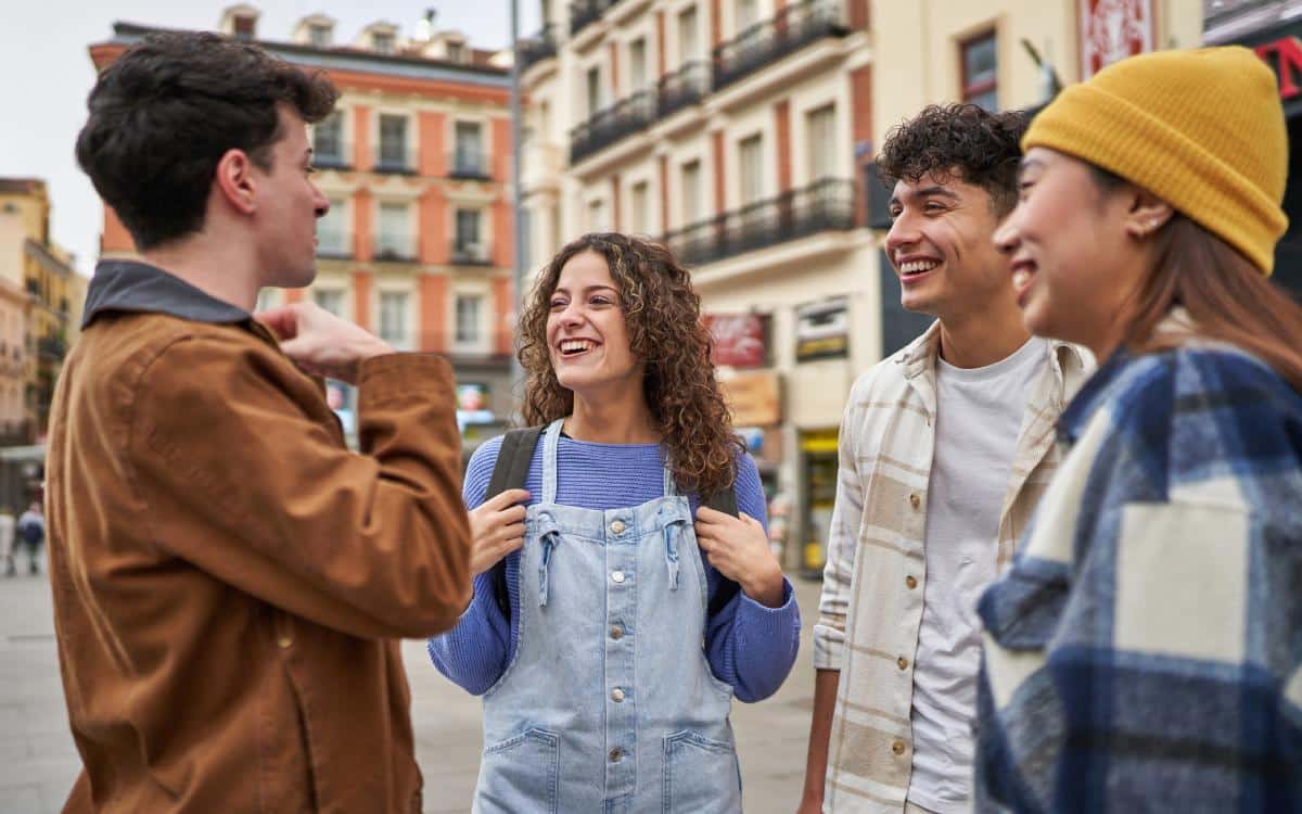 Un grupo de jóvenes conociendo Madrid