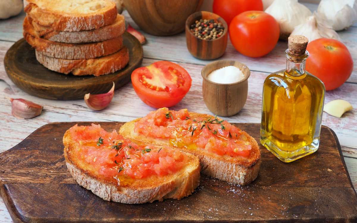 Tostada de pan con tomate, una receta fácil y sabrosa