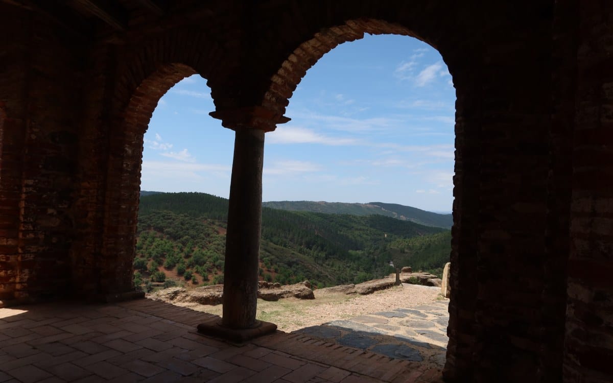 Vistas a la Sierra de Aracena desde el interior de la mezquita
