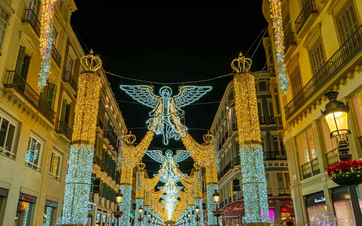 Calle iluminada por navidades en Málaga