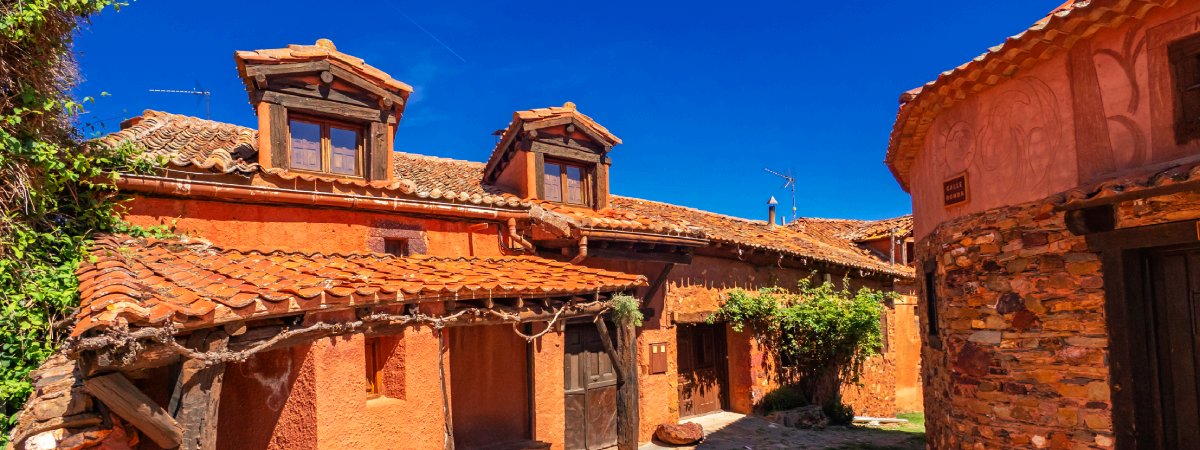 La preciosa ruta de pueblos rojos y negros en Segovia