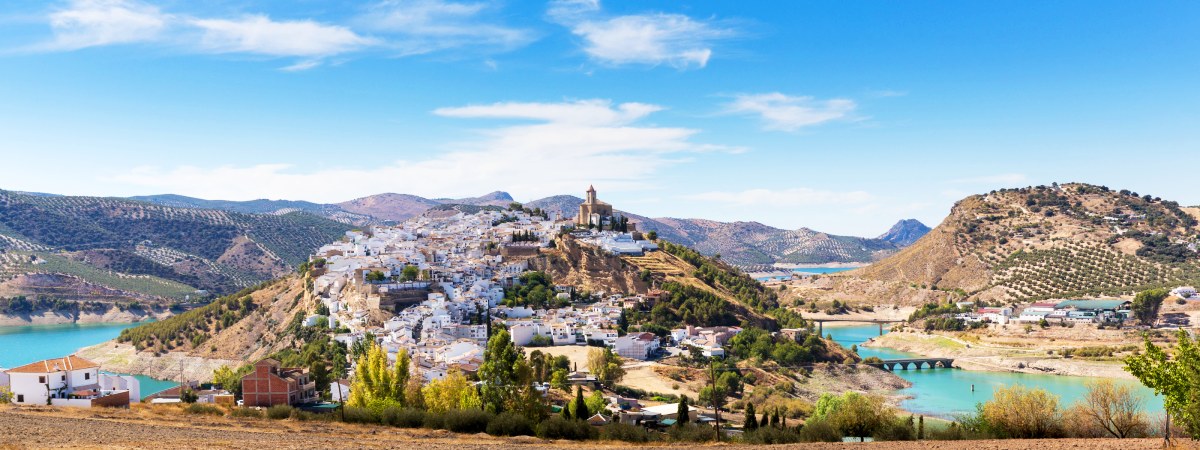 El pueblo con un castillo que sobrevuela el 'Lago de Andalucía'