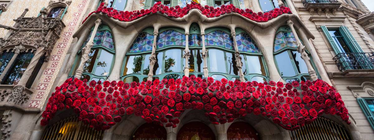 Balcones de la Casa Batlló llenos de rosas rojas en Sant Jordi
