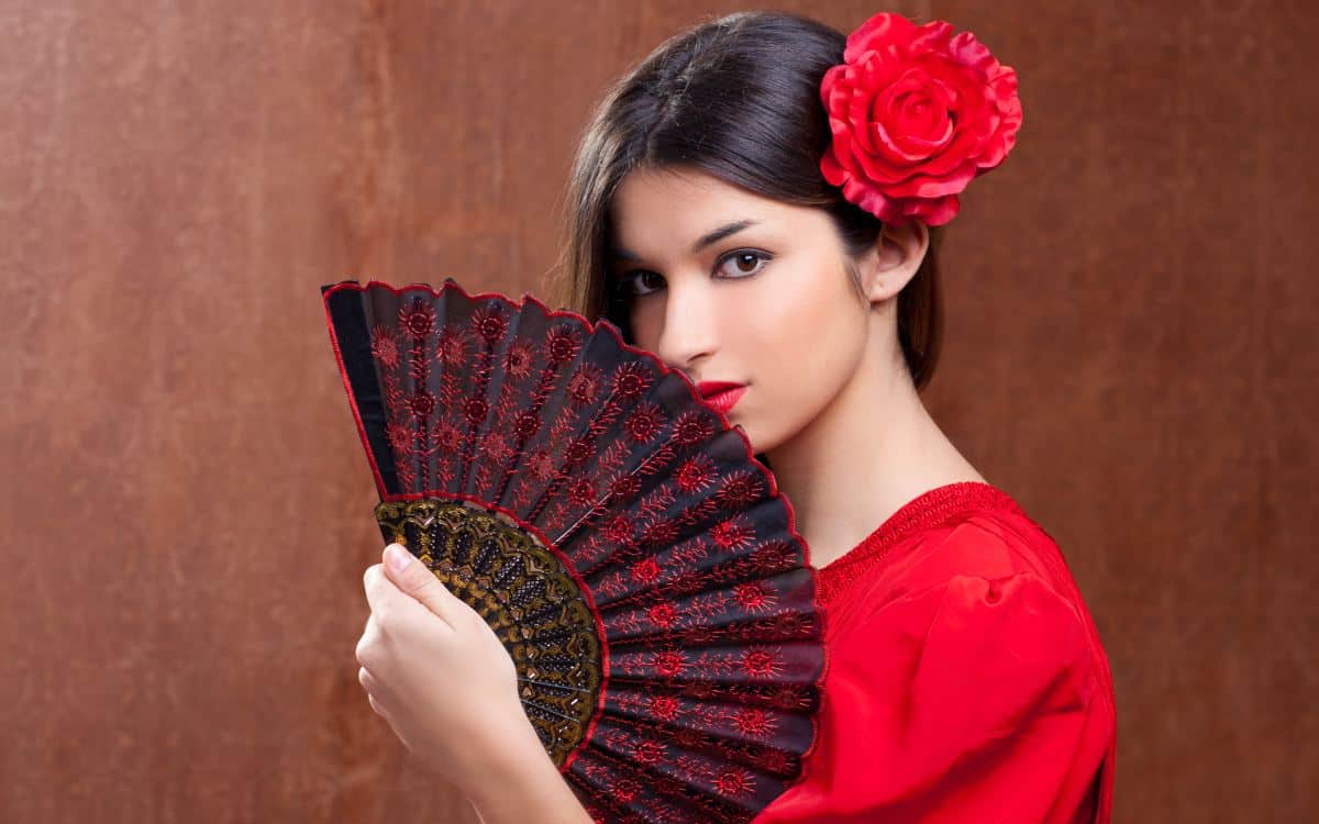 Bailarina de flamenco sosteniendo un abanico