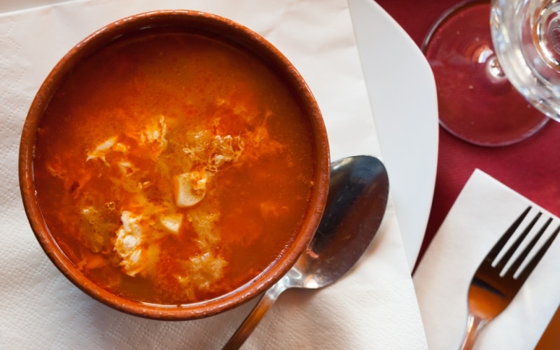 Plato de sopa de ajo. | Shutterstock
