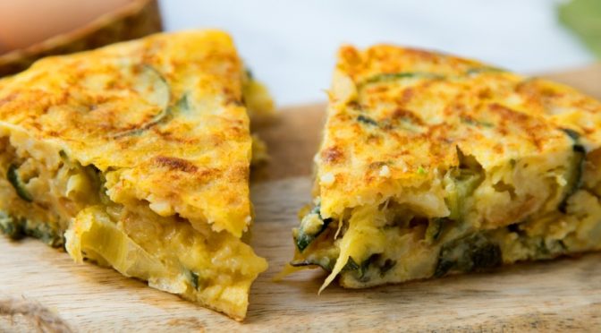Plato de tortilla de calabacín. | Shutterstock
