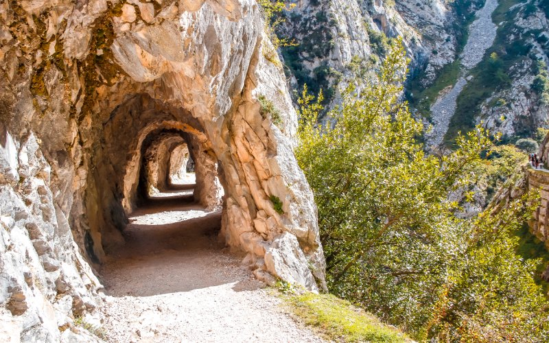 Los túneles que inundan la antigua vía ferroviaria