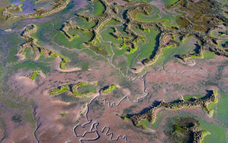 Vista aérea del del río Escudo y el pantano de Rubin en el Parque Natural de Oyambre
